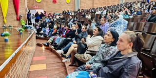 Foto de un grupo de mujeres en una charla 