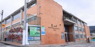 Foto de una cámara de seguridad a las afueras de colegio.