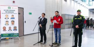 Foto del alcalde Carlos Fernando Galán durante la rueda de prensa en el comando de la Policía de Bogotá.