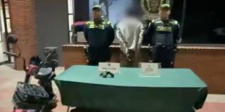 Foto del hombre capturado y la bicicleta eléctrica recuperada en Bosa, al sur de Bogotá.