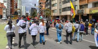 Foto de gestores de diálogo acompañando marchas y manifestaciones por las calles de Bogotá.