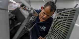 Foto de un trabajador de una de las empresas beneficiarias del programa Activa tu Negocio con ‘Cupón Bogotá’.