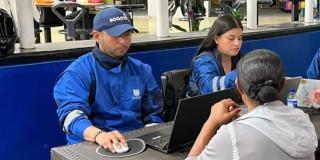 Foto de vendedores informales y comerciantes de Plazas Distritales de Mercado en procesos de inscripción de cursos.