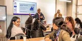 Foto de mujeres emprendedoras en Bogotá accediendo a cursos gratis de formación.