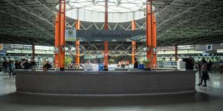 Foto de un funcionario ayudando a un ciudadano