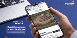 Foto de un celular y computador proyectando la imagen de 'Visit Bogotá Conecta', la nueva plataforma digital de turismo y eventos.