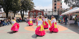 Foto de unas personas bailando en la calle 