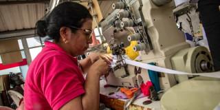 Foto de una mujer realizando labores de una empresa en Bogotá.