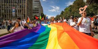 Foto de participantes en una movilización de la comunidad LGBTIQ+ en Bogotá.