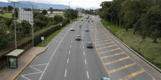Foto que muestra vehículos andando por las calles