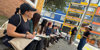 Foto de u grupo de personas en un recorrido por la Macarena 