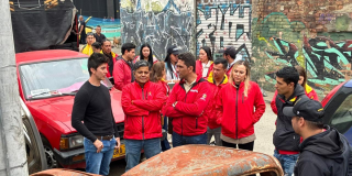 Foto de funcionarios del Distito en jornada de embellecimiento 