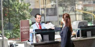 Foto de un hombre y una mujer en un punto de atención al ciudadano de la Cámara de Comercio de Bogotá.