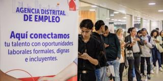 Foto de bogotanos y bogotanas accediendo a servicios de la Agencia Distrital de Empleo.