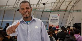 Foto de un bogotano accediendo a una de las ferias de empleo de la Agencia Distrital de Empleo de Bogotá