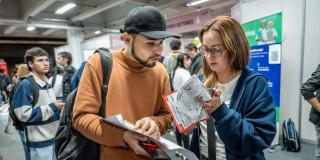 Foto de bogotanos y bogotanas accediendo a servicios de la Agencia Distrital de Empleo.