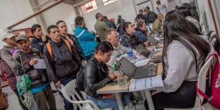 Foto de bogotanos y bogotanas accediendo a la sede de la Agencia Distrital de Empleo en Bogotá.
