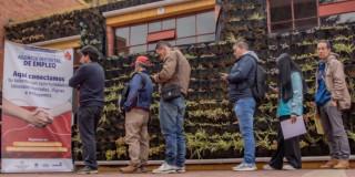 Foto de bogotanos y bogotanas accediendo a servicios de la Agencia Distrital de Empleo.