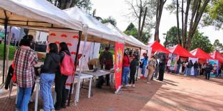 Foto de bogotanos y bogotanas durante una feria de empleo.