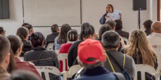 Foto de bogotanos y bogotanas accediendo a la sede de la Agencia Distrital de Empleo en Bogotá.