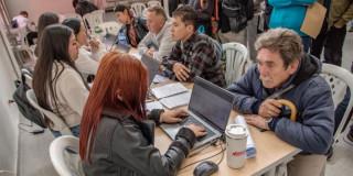 Foto de bogotanos y bogotanas accediendo a servicios de la Agencia Distrital de Empleo.