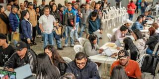 Foto de bogotanos y bogotanas accediendo a servicios de la Agencia Distrital de Empleo.
