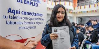 Foto de una bogotana accediendo a servios de la Agencia Distrital de Empleo.