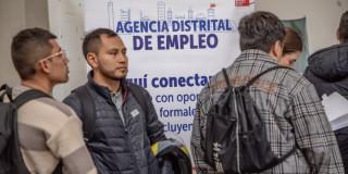 Foto de bogotanos y bogotanas accediendo a servicios de la Agencia Distrital de Empleo.