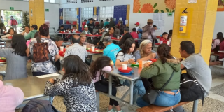 Imagen de un comedor comunitario con gente comiendo