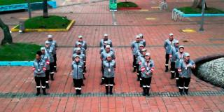 Gestores y gestoras del orden formados por filas.