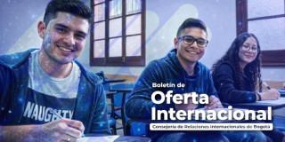 Foto de los jóvenes en un aula de clases en Bogotá.