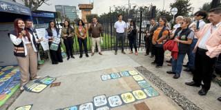 Personas en grupo realizando un ejercicio pedagógico 