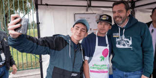 Imagen del alcalde Galán tomándose una selfie con dos emprendedores