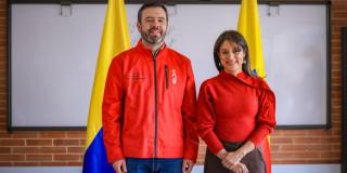 Foto que muestra al alcalde Carlos Fernando Galán y la nueva secretaria de Educación Julia Rubiano