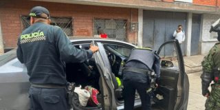 Imagen de dos policías requisando un vehículo