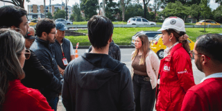 Imagen de varios funcionarios en la calle hablando