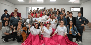 Foto de un grupo de ciudadanos en el nuevo salón comunal en Ciudad Bolívar 