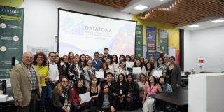 Foto de un grupo de ciudadanos con el secretario de salud.