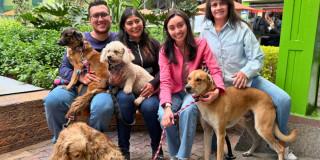 Familia con sus animales de compañía 