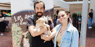 Hombre y mujer con perro