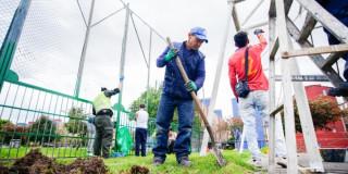 personas realizan mantenimiento de parque