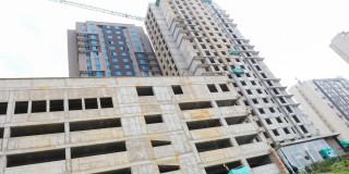 Foto que muestra edificios en construcción 