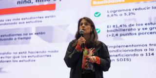 Foto que muestra a l a secretaria de Educación, Julia Rubiano