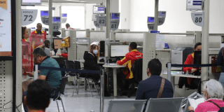 Foto de un funcionario ayudando a un ciudadano