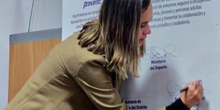 Secretaria Laura Tami durante firma del pacto contra el acoso en parques