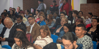 Foto de un grupo de ciudadanos en una charla