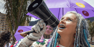 Imagen de una mujer con un megáfono