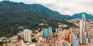 Foto panorámica del centro de Bogotá y los Cerros Orientales.