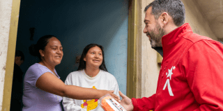 Imagen del alcalde Galán con una beneficiaria del programa de vivienda