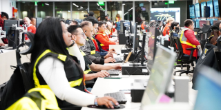 Imagen de operarios en el centro de control de TransMilenio